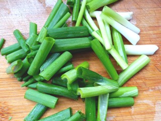 4、黄瓜腐竹大拌菜,切段备用