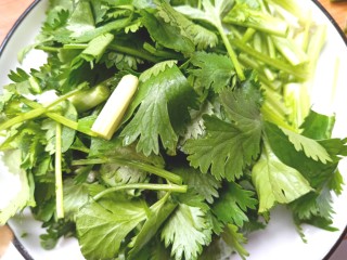 6、黄瓜腐竹大拌菜,切段备用