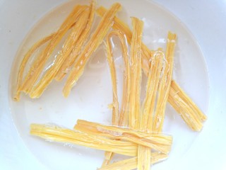 7、黄瓜腐竹大拌菜,腐竹掰断用凉水泡发