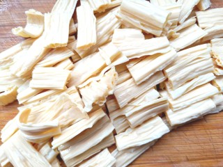 8、黄瓜腐竹大拌菜,泡发好，切段