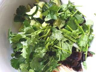 15、黄瓜腐竹大拌菜,加入香菜，香葱