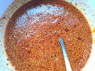 17、黄瓜腐竹大拌菜,刚泼好的五香油泼辣子