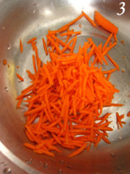 2、芝加哥深盘pizza,胡萝卜洗干净，擦成丝