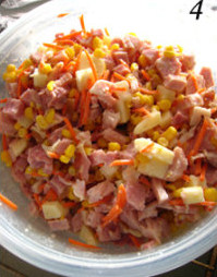 3、芝加哥深盘pizza,烟熏火腿，马苏里拉乳酪，胡萝卜混合均匀，加入少量淀粉，混合均匀