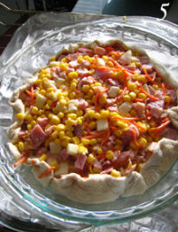 4、芝加哥深盘pizza,把匹萨面团抻拉成饼，把馅料放进去，面团边缘折起