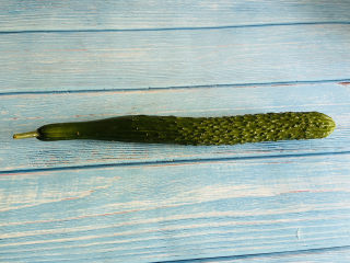 1、酸辣黄瓜条,准备一根黄瓜????