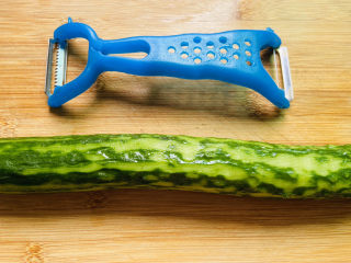 2、酸辣黄瓜条,将黄瓜清洗干净，用削皮刀随意的去皮