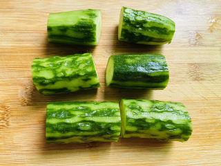 3、酸辣黄瓜条,切小段