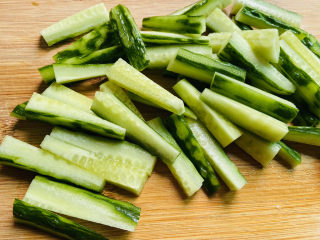 4、酸辣黄瓜条,再切成条状