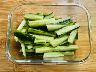 5、酸辣黄瓜条,放入器皿中