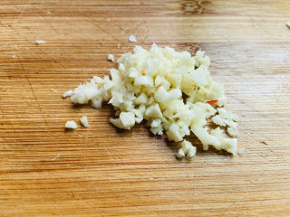 7、酸辣黄瓜条,蒜头去皮切碎