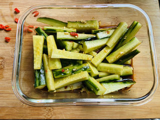 15、酸辣黄瓜条,搅拌均匀腌制半小时