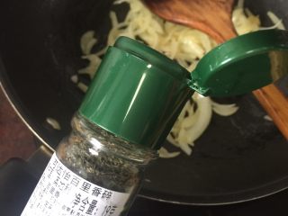 12、海陆双拼披萨,然后放入百里香碎、黑椒碎、蒜泥、香叶