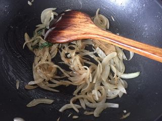 14、海陆双拼披萨,翻炒均匀