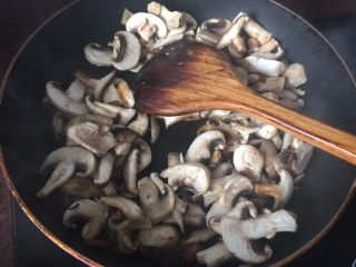 18、海陆双拼披萨,加入切片的香菇和白蘑菇炒,加入盐炒至变色后加入黑胡椒和蒜泥