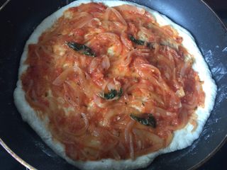 23、海陆双拼披萨,勺入洋葱番茄酱