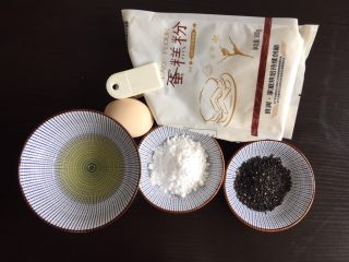 1、黑芝麻薄饼干,准备全部材料