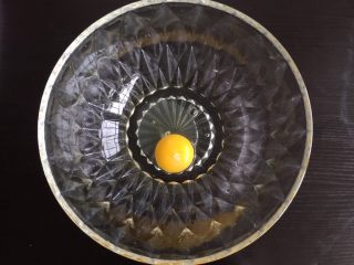 2、黑芝麻薄饼干,鸡蛋打入碗中