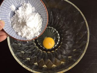 3、黑芝麻薄饼干,加入糖粉