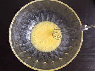 4、黑芝麻薄饼干,搅拌均匀至糖粉融化