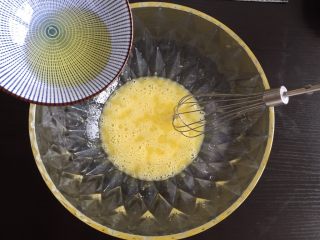 5、黑芝麻薄饼干,蛋液中加入玉米油