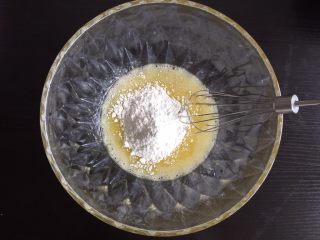 7、黑芝麻薄饼干,筛入低筋面粉