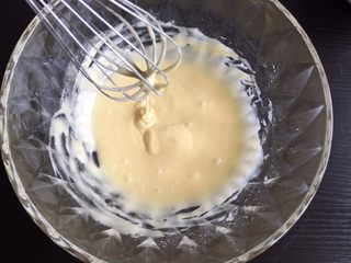 8、黑芝麻薄饼干,搅拌均匀至没有面疙瘩，面糊很顺滑