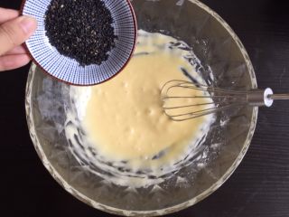 9、黑芝麻薄饼干,接下来加熟黑芝麻