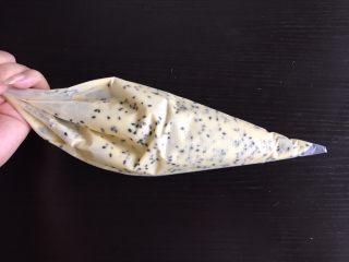 11、黑芝麻薄饼干,将做好的面糊装入裱花袋