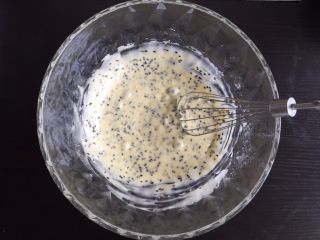 10、黑芝麻薄饼干,搅拌均匀，如图