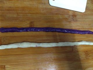 4、紫薯山药芝士球,取20克山药泥和20克紫薯泥分别搓成细条压扁
