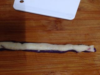 5、紫薯山药芝士球,把山药泥放到紫薯泥上压平贴合