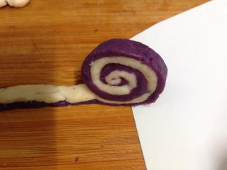 6、紫薯山药芝士球,借助刮板把它们卷起来