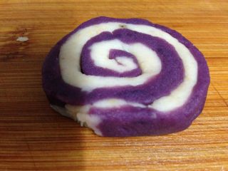 7、紫薯山药芝士球,整形成蜗牛壳