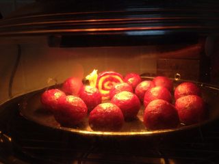 12、紫薯山药芝士球,入烤箱，200度，烤15分钟左右至表面有硬痂即可