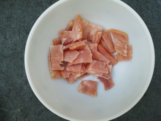 2、培根玉米粒披萨,把培根切小块