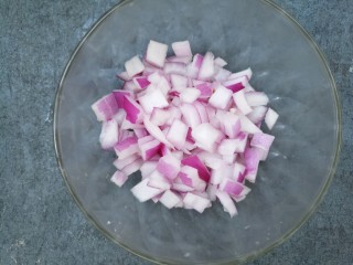 4、培根玉米粒披萨,洋葱切碎丁