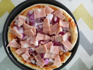 13、培根玉米粒披萨,摆上培根