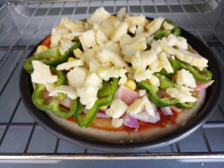 21、培根玉米粒披萨,预热烤箱烤箱,200度上下火,烤20分钟左右