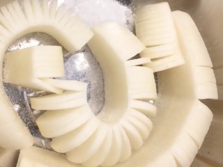 5、泡椒白萝卜,加盐腌制十五分钟