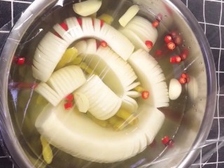 8、泡椒白萝卜,盖上保鲜膜放入冰箱冷藏一夜就可以吃了