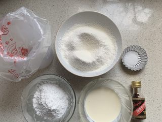 3、皇家曲奇,低粉和奶粉混合过筛，淡奶油拿出来回温或者微波炉叮一下，温度低了会导致黄油变硬不好挤