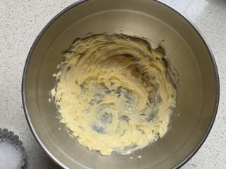 5、皇家曲奇,用打蛋器低速打散