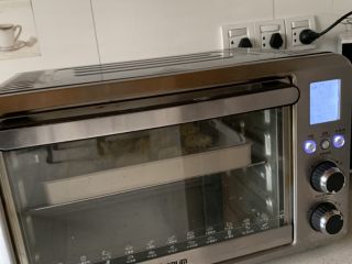 12、皇家曲奇,放入预热好的烤箱、中层、上下火170度、烤23分钟左右即可