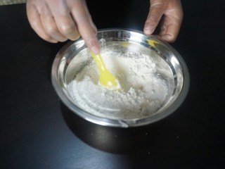 2、独家秘制香肠披萨,搅拌均匀，