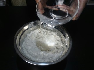 3、独家秘制香肠披萨,加入温水，搅拌