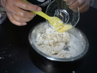 4、独家秘制香肠披萨,搅拌至面团壮，加入黄油，搅拌均匀，