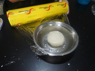 5、独家秘制香肠披萨,搅拌至，光滑面团，包上保鲜膜，松弛15分钟