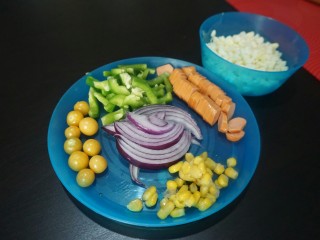 6、独家秘制香肠披萨,洋葱，青椒切条备用，香肠切丁备用。