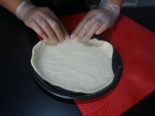 9、独家秘制香肠披萨,放入，八寸披萨盘辅助成形，